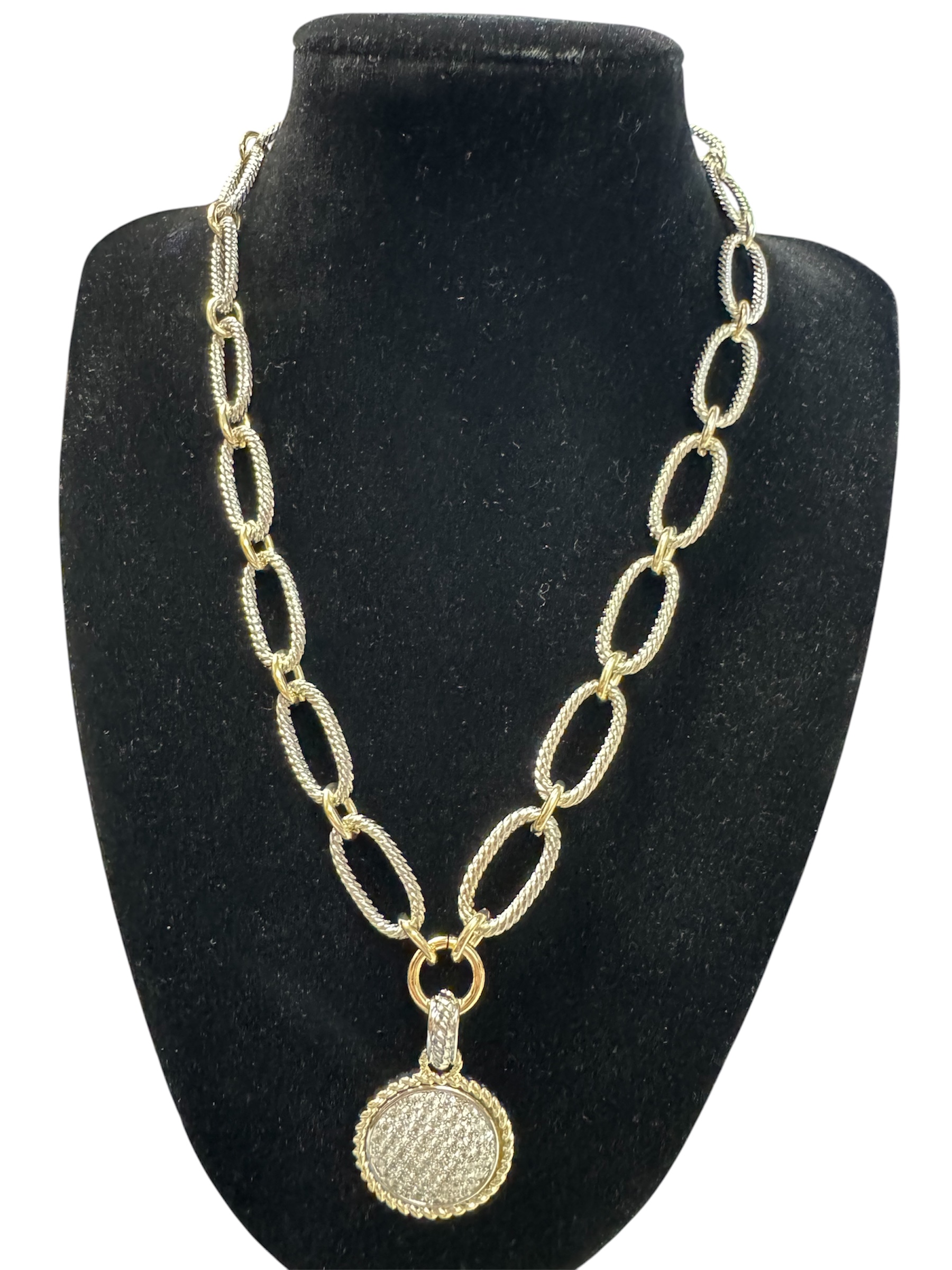 Medium Chain CV Pave Circle Pendant Necklace